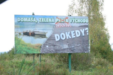 Záhadný bilbord pri vjazde na Moniku
