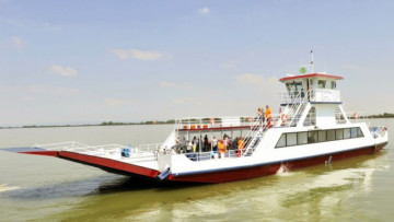 Nová štátna kompa vozí pri Bratislave turistov zadarmo. 