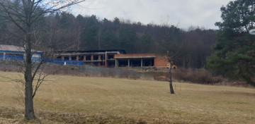 Na Dobrej sa ide búrať starý hotel z čias bývalého režimu 