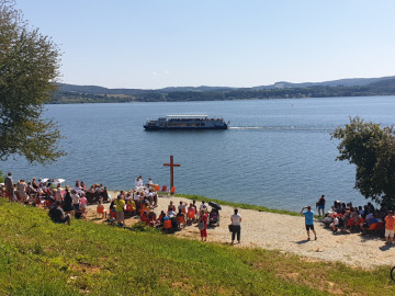 Open air sväté omše v prístave výletnej lode každú nedeľu 