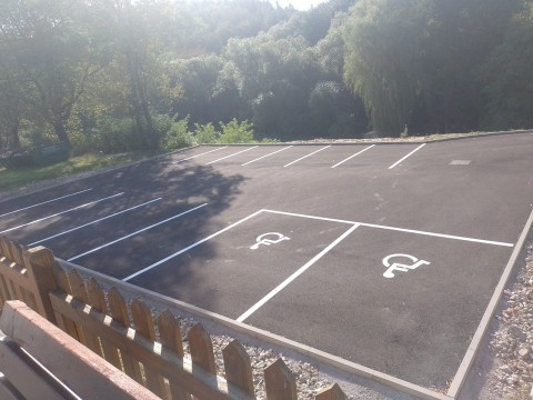 Nové autobusové zastávky a parkovisko pri dome smútku vďaka podpore MAS