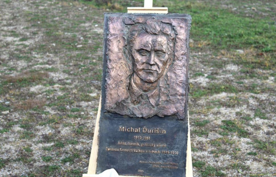 Na Valkove odhalili pamätnú tabuľu kňazovi Michalovi Ďurišinovi